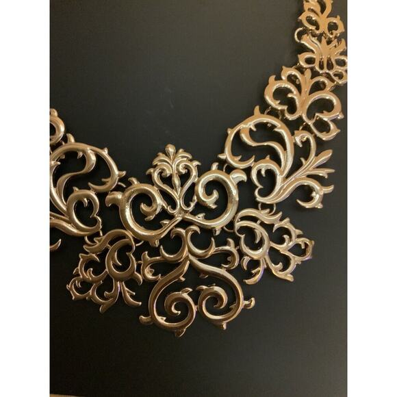 Forever 21 Gold Tone Hollow Filigree Flower Pendant Statement Bib Necklace NEW - Picture 2 of 8